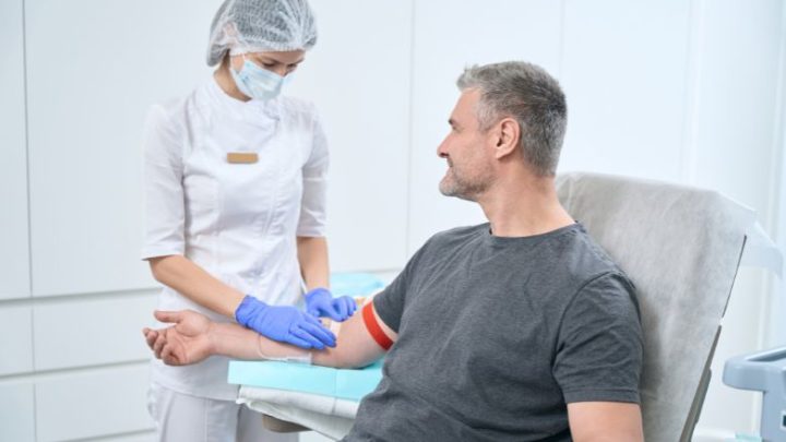 Entenda o que é a diidrotestosterona (DHT), como age no corpo, sua relação com calvície, próstata, acne e libido. Veja riscos do excesso e formas de controle hormonal.
